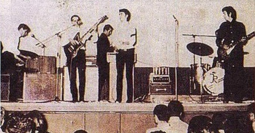 o Clapton είναι ο τελευταίος δεξιά στην σκηνή του θεάτρου στην Αθήνα με τους Juniors